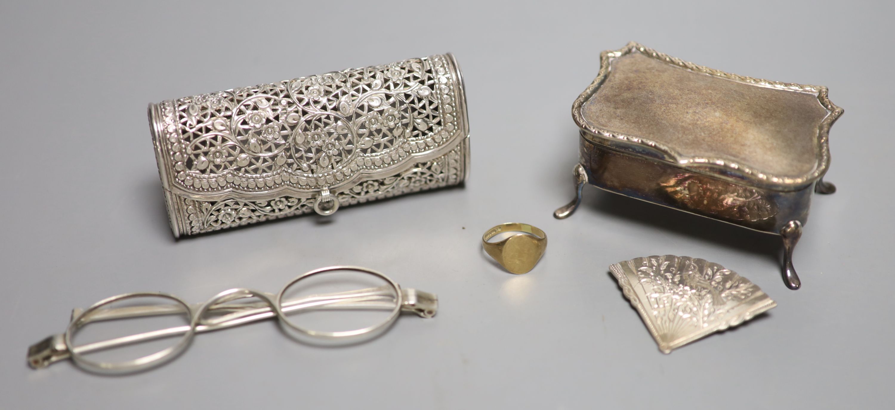 A silver trinket box with velvet-lined interior, an Anglo-Indian white metal coin purse and sundry items,